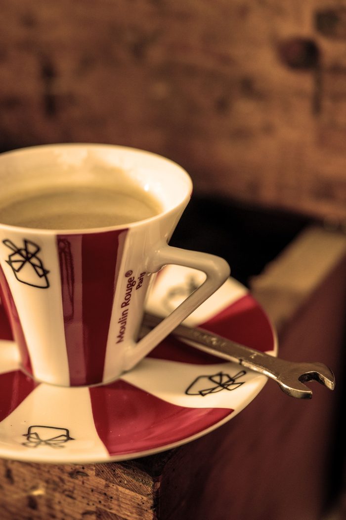 Espressotasse mit Gabelschlüssel als Löffel