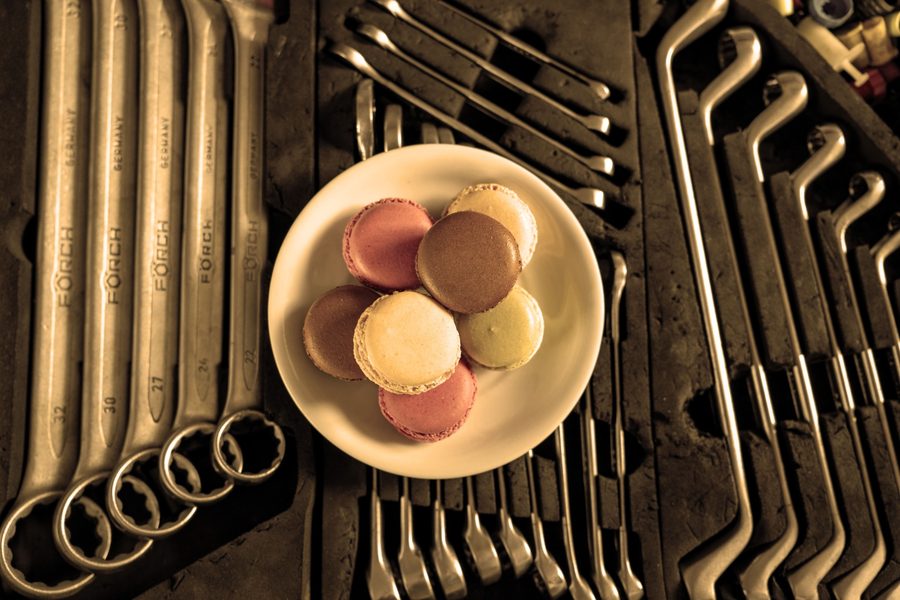 Macarons auf einem Teller zwischen Schraubenschlüsseln
